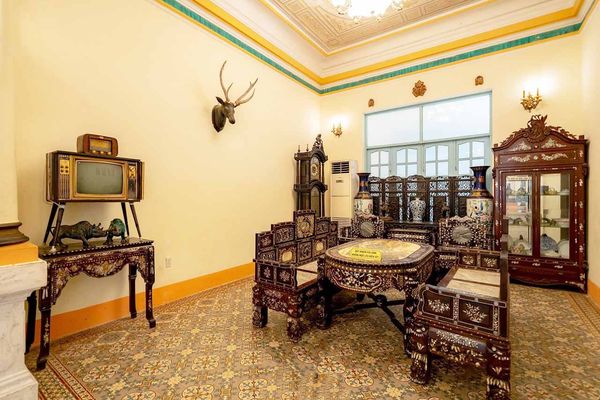 Rất nhiều cổ vật quý giá được trưng bày trong nhà công tử Bạc Liêu